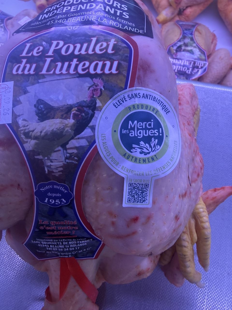 L'étiquette « Le Poulet du Luteau », producteurs indépendants, 45340 Beaune-la-Rolande, élevé sans antibiotique.